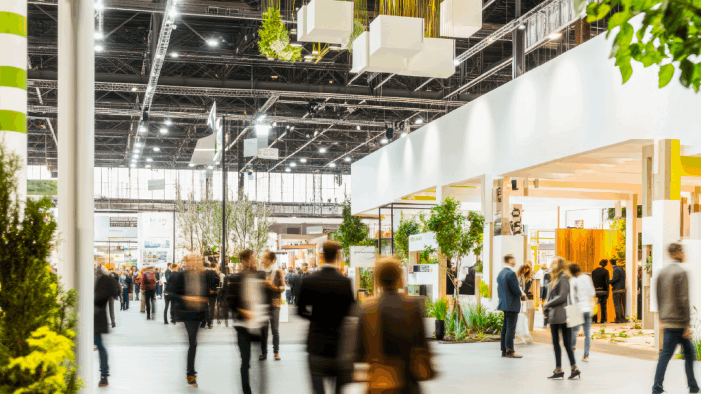 Mesmo na era digital, feiras e eventos presenciais não apenas sobreviveram como se fortaleceram. O networking face a face continua insubstituível para construir confiança e acelerar negociações que levariam meses no ambiente virtual.